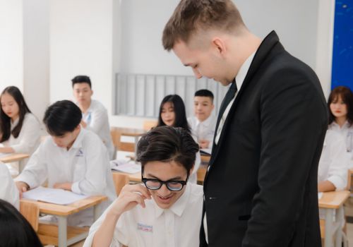Các khóa luyện thi IELTS, SAT, TOEFL